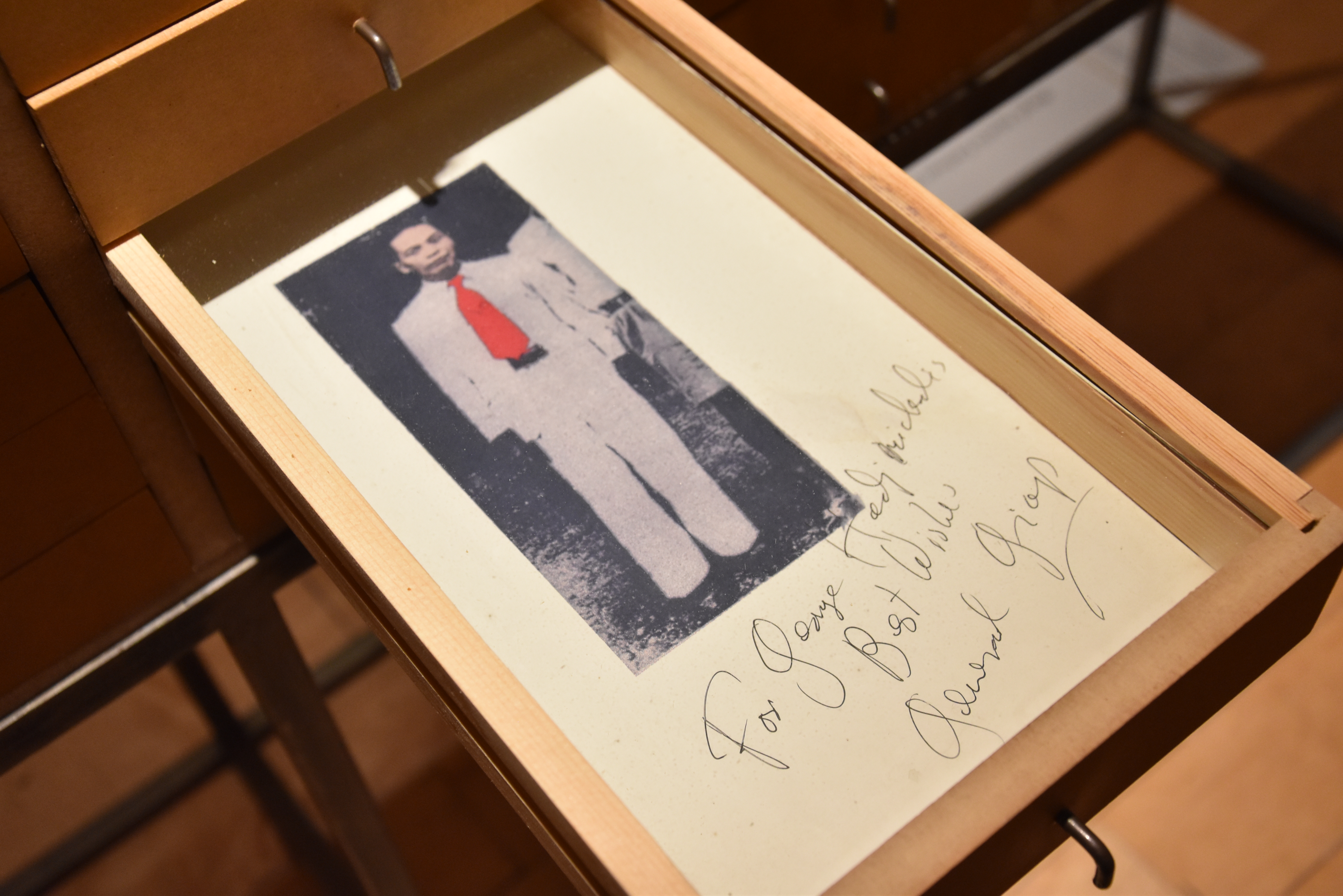 Μικρό αρχείο εικόνων (001-100), 1986/1996-97, ξύλινη αρχειοθήκη, 100 συρτάρια με εικόνες μεικτής τεχνικής, 108 x 187 x 34 εκ., ιδιωτική συλλογή